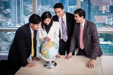 Office Asya iş adamları küresel strateji ve yeni pazarlar hakkında konuşun