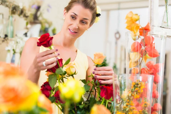花屋の女性彼女の女性客にバラの花束を販売 — ストック写真