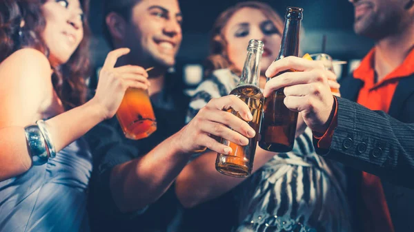 Grup Parti Insanlar Erkek Kadınların Kokteyller Bira Şişeleri Bir Bar — Stok fotoğraf