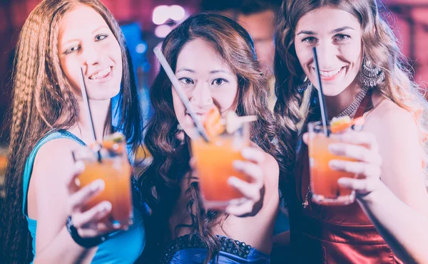 Grupo Gente Fiesta Mujeres Con Cócteles Bar Club Divirtiéndose Mostrando —  Fotos de Stock