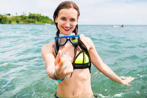 Mujer Con Equipo Snorkel Pie Océano Haciendo Gesto Tentador —  Fotos de Stock