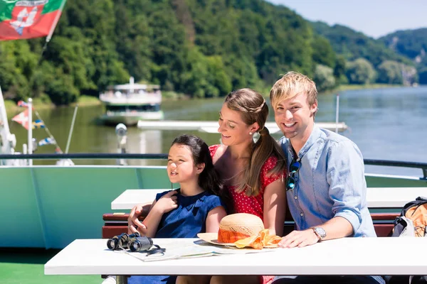 幸せな家族川のクルーズ船のデッキから山を見て — ストック写真