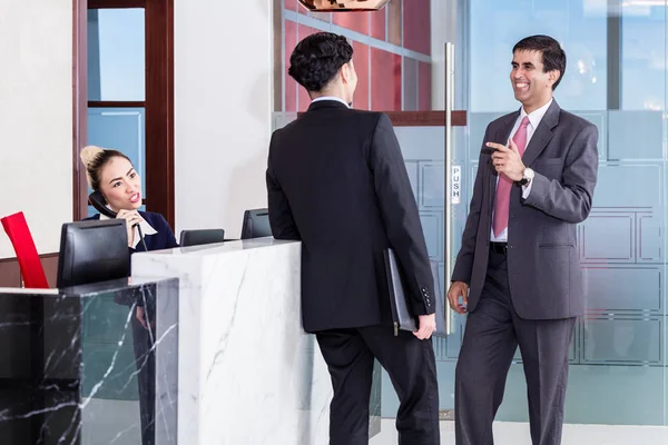 Asian Executive Manager Affiliate Leaning Front Desk Office Building Talking — Stock Photo, Image