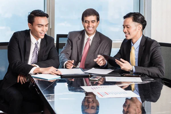 Tres Empresarios Asiáticos Sala Conferencias Trabajando Sobre Papeles Contratos Escritorio — Foto de Stock
