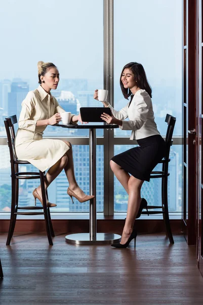 Indian Indonesian Businesswomen Having Work Meeting Front Skyline — Stock Photo, Image