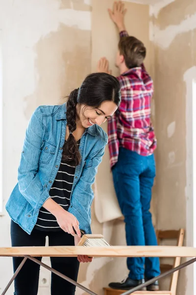 Aantrekkelijke Vrolijke Jonge Vrouw Dragen Denim Shirt Terwijl Werkt Samen — Stockfoto