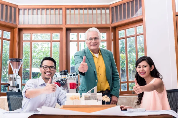 Equipo Tres Arquitectos Exitosos Mostrando Pulgares Hacia Arriba Frente Miniatura — Foto de Stock