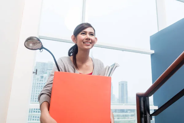 Junge Indonesische Frau Trägt Umzugskartons Die Treppe Hinauf — Stockfoto