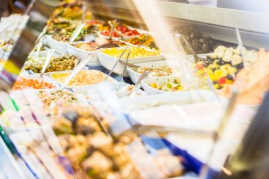 Şarküteri Dükkanı Meze mezeler ile görüntüleme