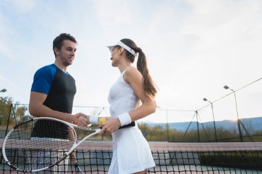 Erkek ve kadın tenis maçından sonra tokalaşırken