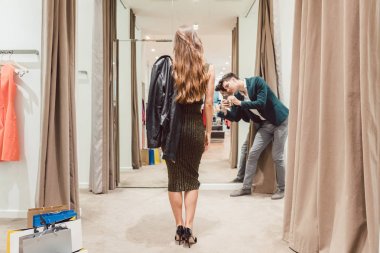 Adam karısının yeni elbisesi ile fotoğraf moda deposunda yapma