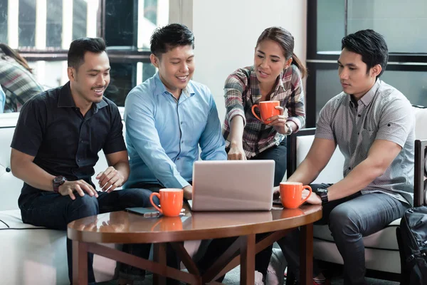 Equipe de quatro funcionários dedicados trabalhando juntos em um projeto inovador — Fotografia de Stock