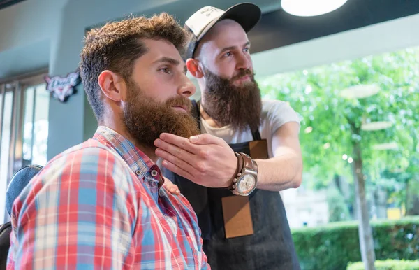 Kuaför Salonu bak trendy bir değişimin düşünme genç adam sakallı — Stok fotoğraf