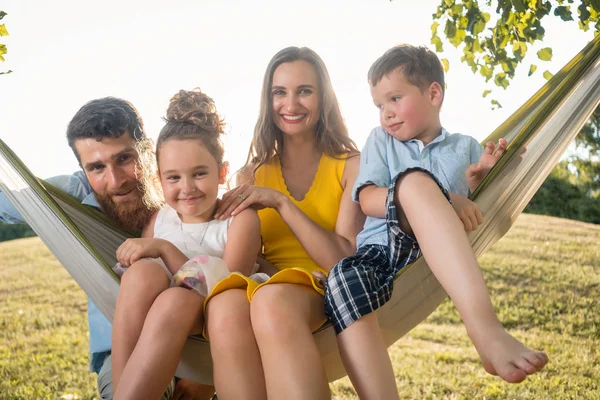 Retrato de família com bela mãe de dois filhos ao lado de seu marido — Fotografia de Stock