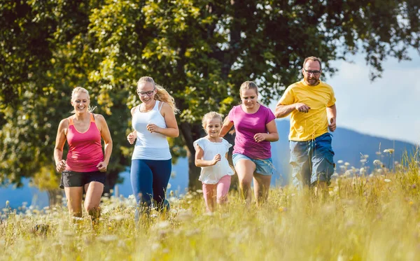 Familie, Mutter, Vater und Kinder laufen für den Sport — Stockfoto