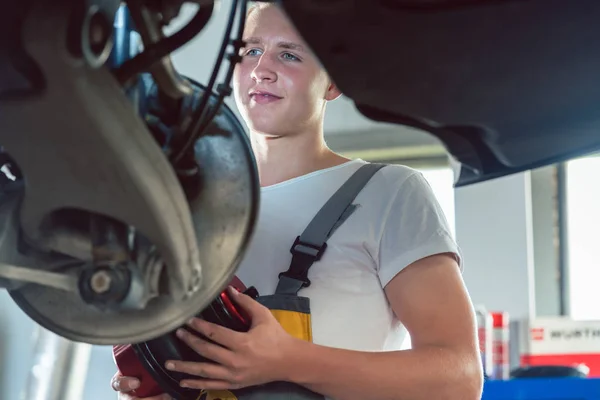 Gewijd mechanische werken in een moderne auto reparatiewerkplaats — Stockfoto