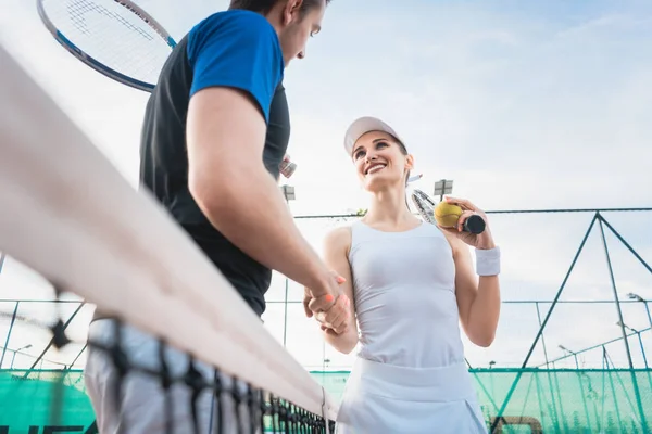 Tenisz játékos férfi és a nő így kézfogás-meccs után — Stock Fotó