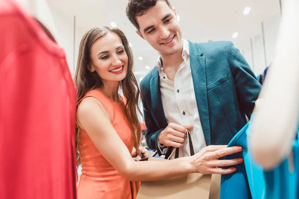 Casal ansioso por roupas novas na moda shopping spree — Fotografia de Stock