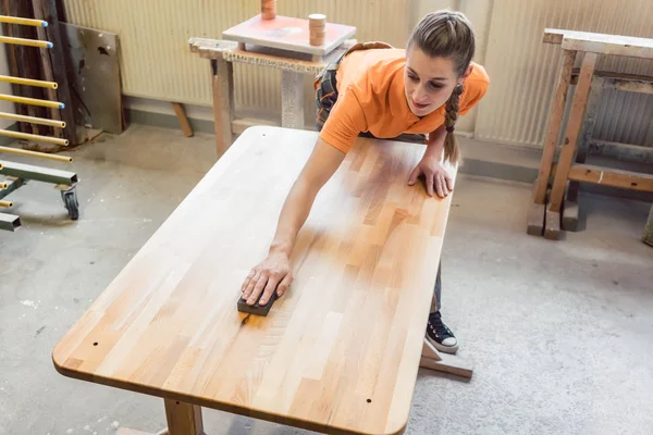 Timmerman vrouw werkt aan een tabel — Stockfoto