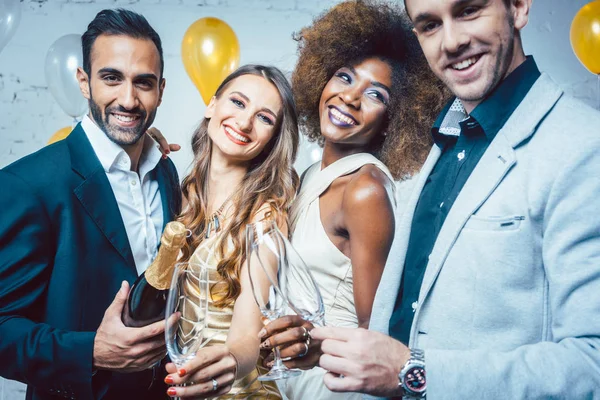 Gente de fiesta con bebidas que celebran año nuevo o una fiesta de cumpleaños —  Fotos de Stock