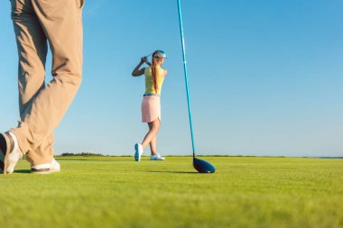 Kadın profesyonel golfçü zor bir oyun sırasında bir uzun atış isabet