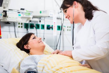 Doktor hasta kontrol hastanede yoğun ilaç için 