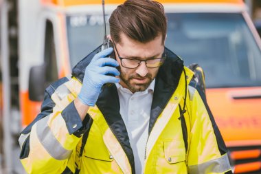 Doktor ambulans önünde radyo üzerinden Merkez konuşuyor
