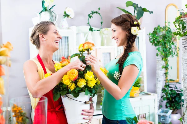 Fiorista donna e cliente in negozio di fiori — Foto Stock