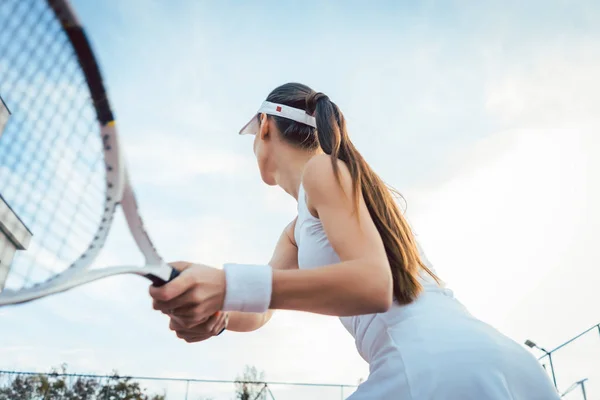 Mulher dando retorno jogando tênis — Fotografia de Stock