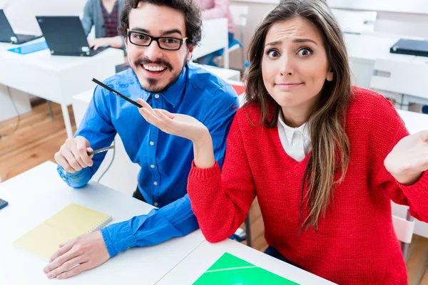 Estudiantes en la universidad - mujer no tiene ni idea — Foto de Stock