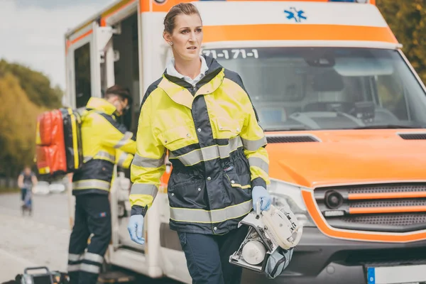 Sjukvårdare sjuksköterska och akuta läkare på ambulans — Stockfoto