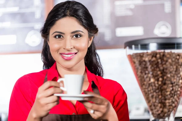 인도 바리 스타 제공 커피 — 스톡 사진