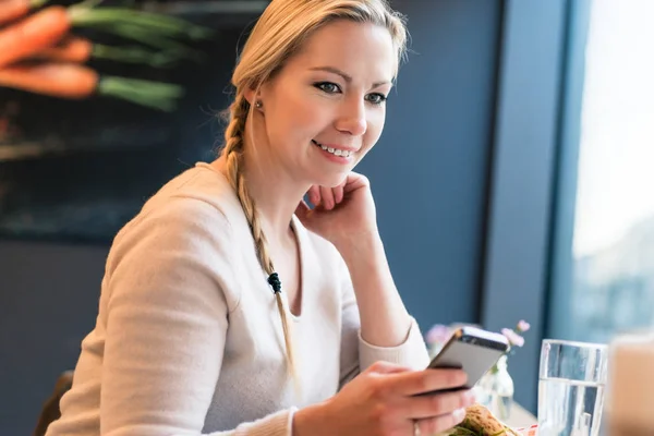 Donna che usa il telefono in una cabina del treno — Foto Stock