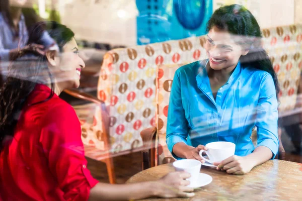 Wanita India yang duduk di kafe — Stok Foto