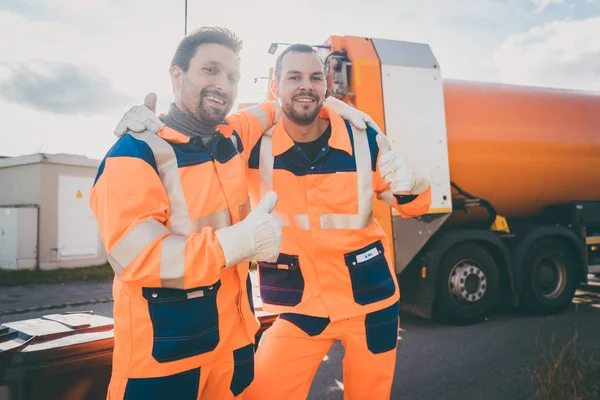 Garbage removal workers giving a thumbs-up — Stock Photo, Image