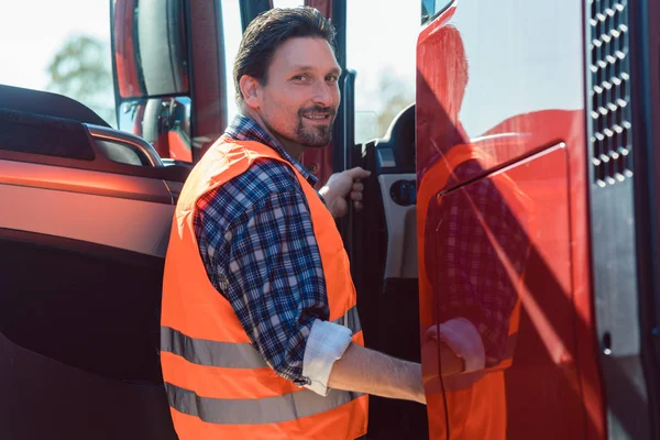 Camionista davanti al suo camion merci in avanti — Foto Stock