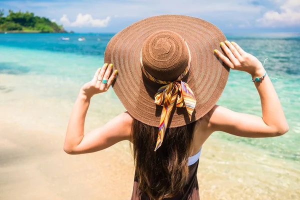 Mulher desfrutando da vista na praia ou no oceano — Fotografia de Stock