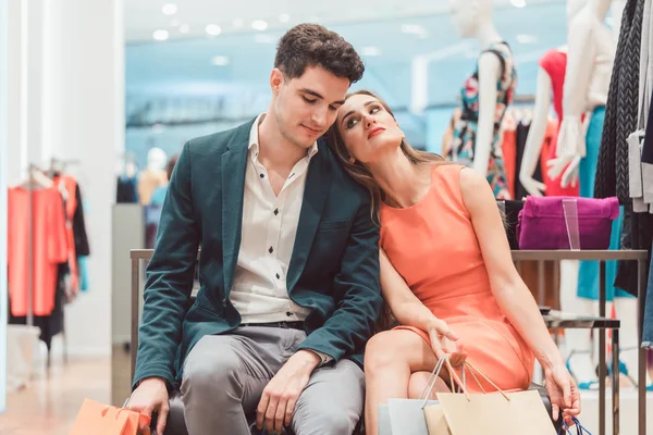 Mulher e homens cansados de comprar moda — Fotografia de Stock