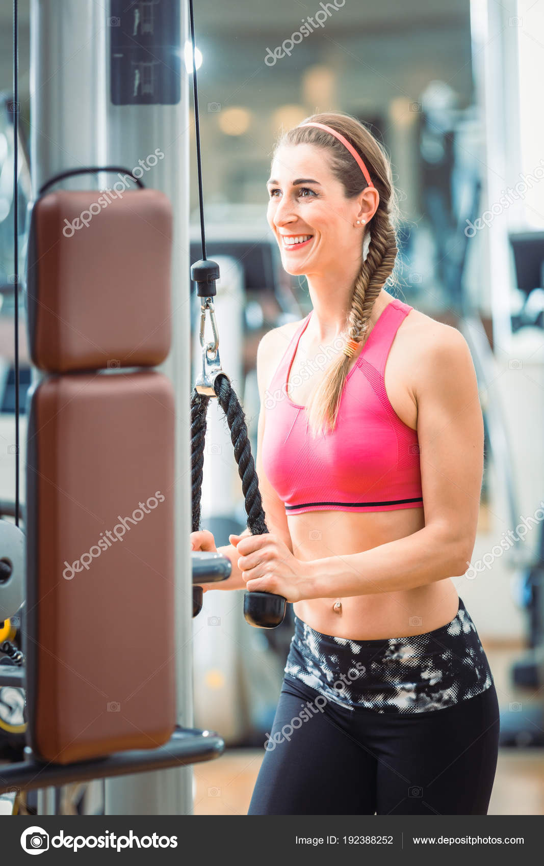 Kadınlar ve erkekler için spor salonunda triceps üzerinde egzersiz Kadınlar ve erkekler için spor salonunda triceps üzerinde egzersiz