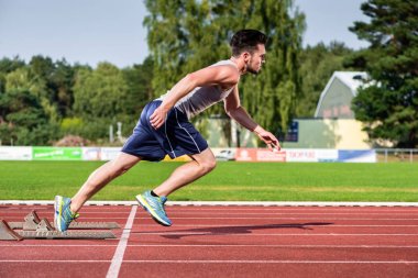 Atlet spor tesisi koşmaya başlar kül yolda