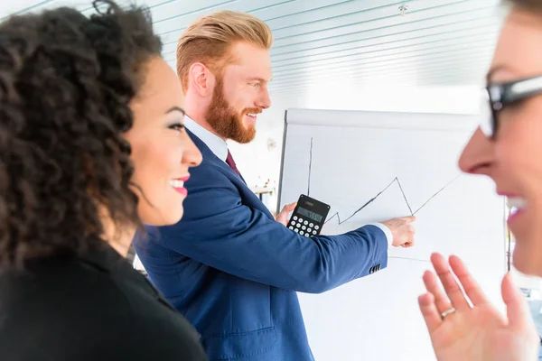 Los empresarios analizan gráfico en pizarra — Foto de Stock