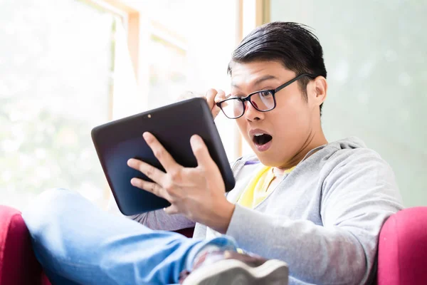 Fiatal ázsiai ember meglepett az online információ bemutatás-ra egy tabletta Pc — Stock Fotó