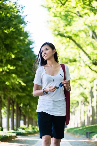 Serene ung kvinna promenader i parken — Stockfoto