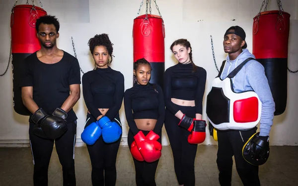 Portret van vier jonge vastberaden boksers en hun ervaren trainer — Stockfoto