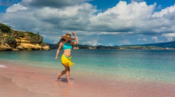 Fashionabla ung kvinna njuter av lycka och frihet på tropical beach — Stockfoto