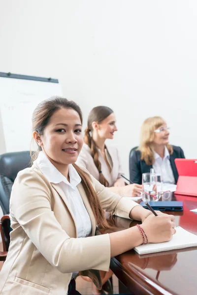 Portret van een zeker Aziatische zakenvrouw tijdens een besluitvormende vergadering — Stockfoto