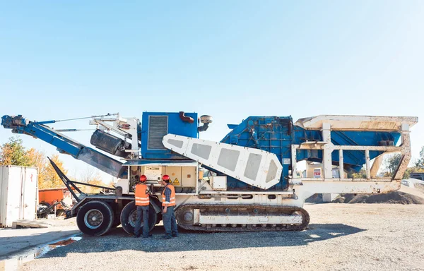 Máquina trituradora de piedra que trabaja en el sitio de construcción de carreteras — Foto de Stock