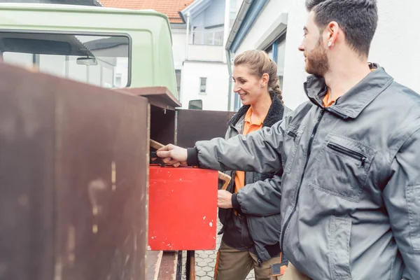 Dwa cieśla osprzęt załadunkowy w mobilne warsztaty transportera — Zdjęcie stockowe