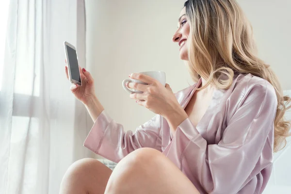 Mulher fazendo uma selfie matinal com telefone — Fotografia de Stock