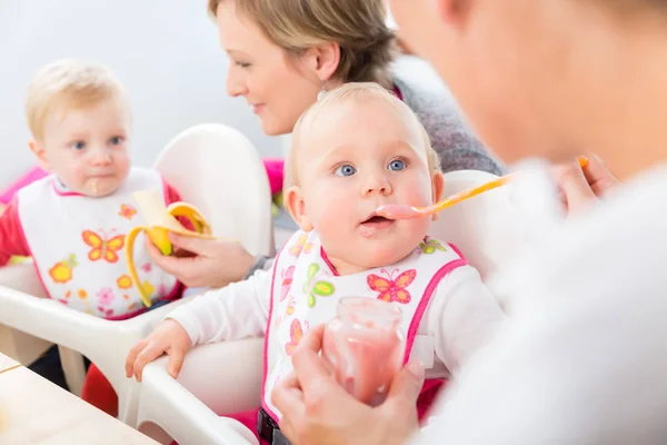 Porträt eines süßen und gesunden Mädchens mit blauen Augen, das seine Mutter ansieht — Stockfoto